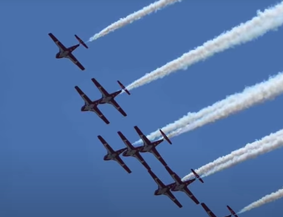 <span style='color:red;'><b>Pad aviona</b></span> kanadske vojne akrobatske grupe: Poginula jedna osoba, pilot iskočio (VIDEO)